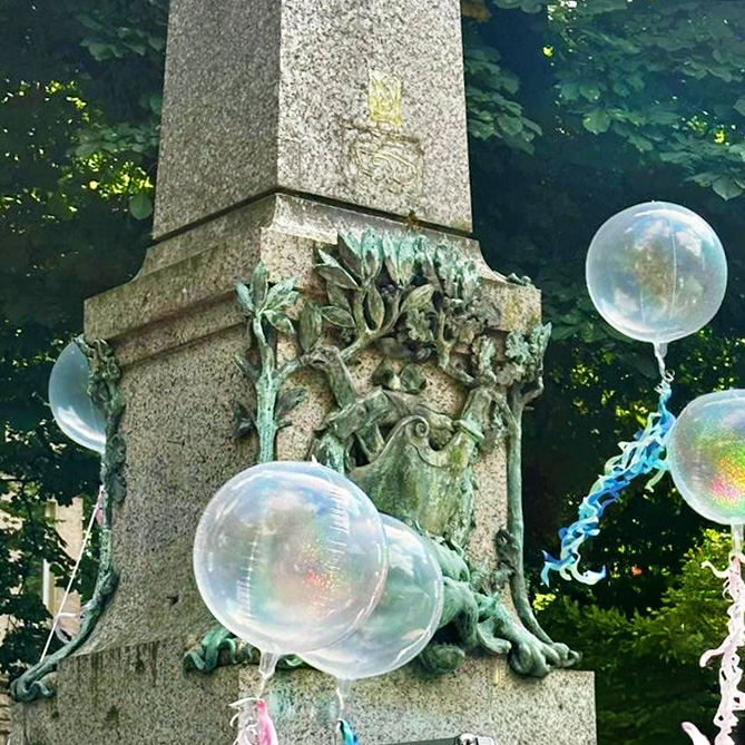 Luftballons vorm Brunnen